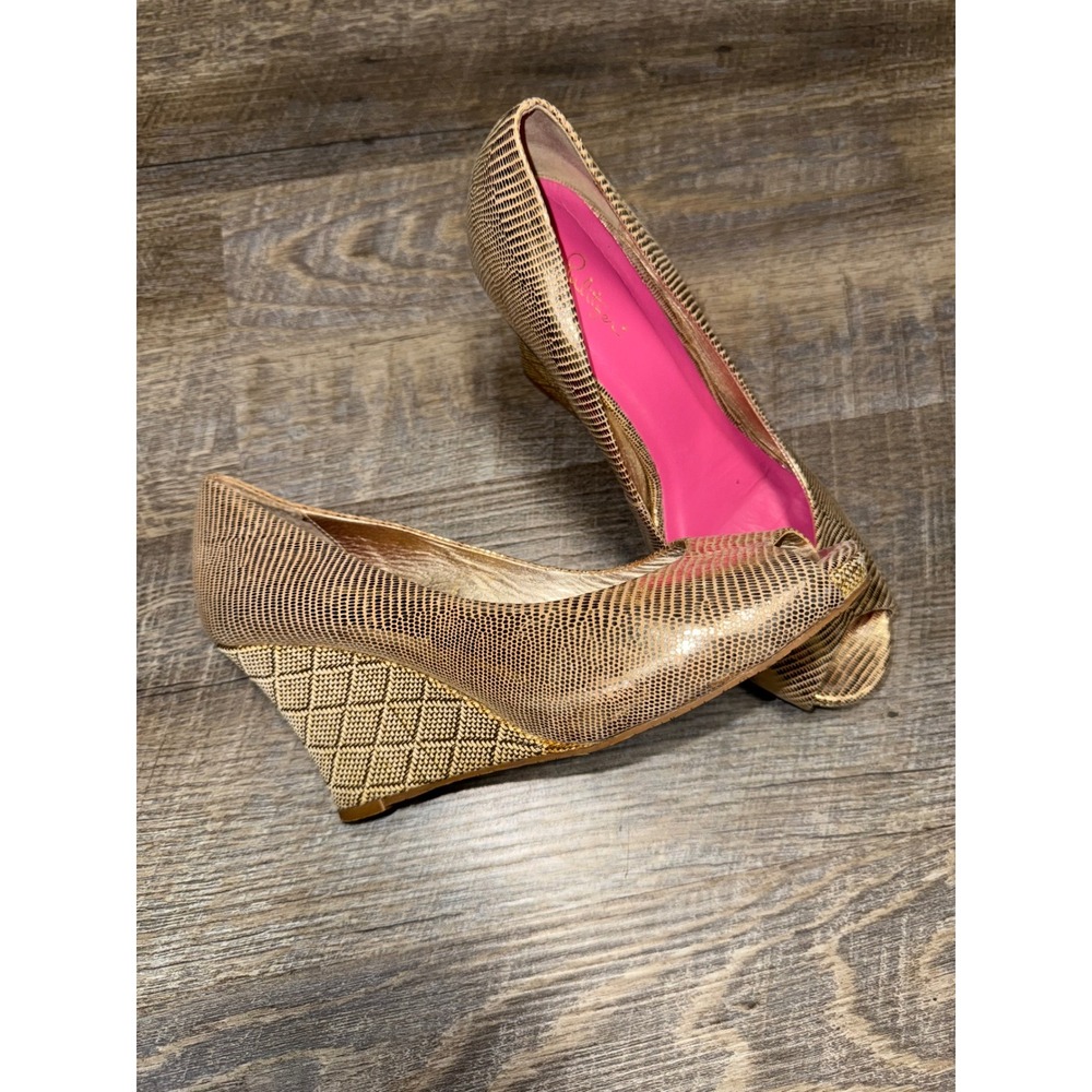 Lilly Pulitzer Resort Chic Wedge Pumps Gold Embossed Peep Toe Size 8 - Picture 1 of 4